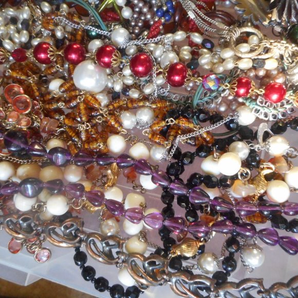 Three pounds of vintage necklaces:glass, plastic - Picture 4 of 6